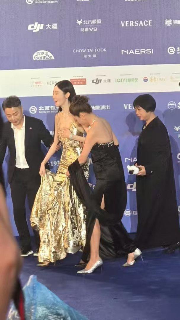 张艺凡被裙子绊出表情包张艺凡走路被裙子绊出表情包 裙子长啦都给我们艺凡绊出表情包