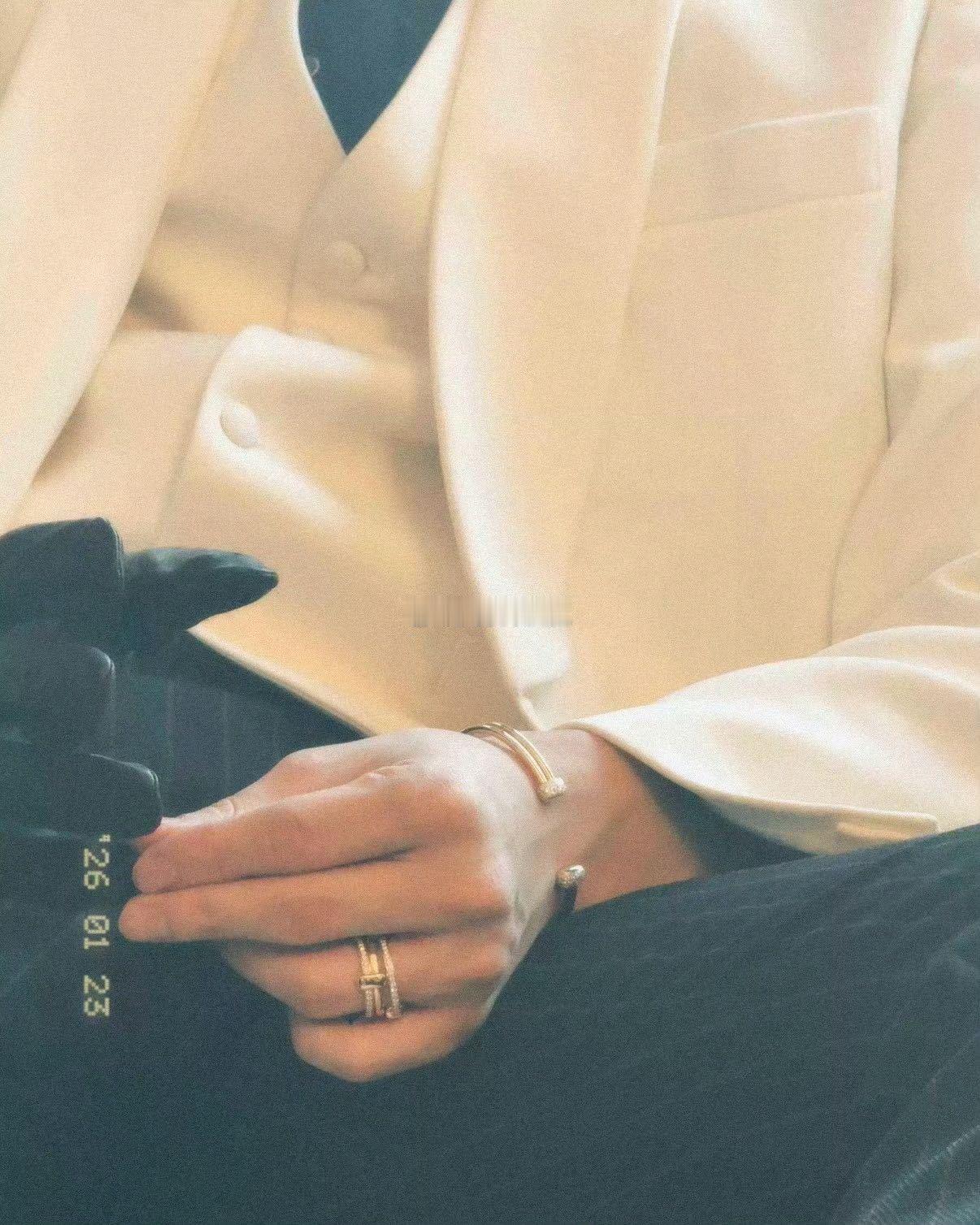 文俊辉骨节分明的手 被文俊辉的手颜值暴击！骨节分明的手型比例完美，青筋凸起的瞬间