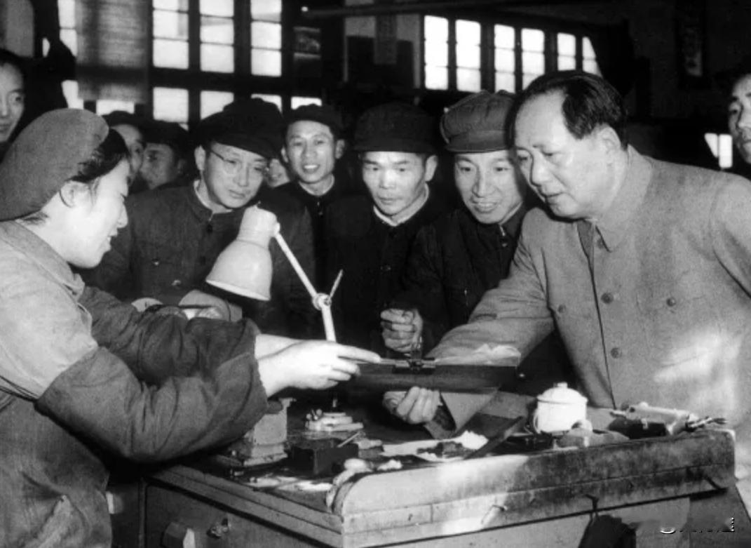 毛主席是怎样对待群众上访的？
1951年5月16日，毛主席批转中共中央办公厅秘书