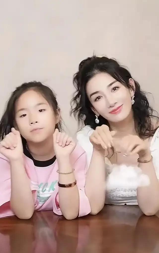 嫁给黄毅清恐怕是黄奕这辈子都洗不清的污点，自己的事业遭受打击也就算了，连带着女儿