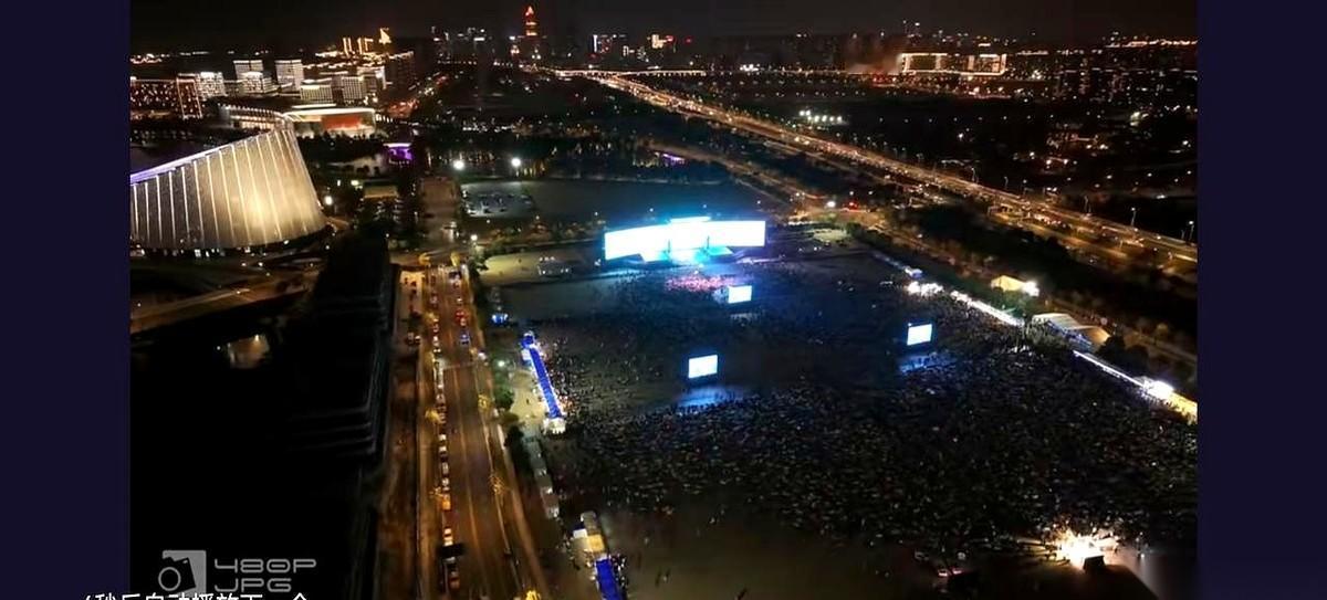 零下快冻僵的天，南通一个体育场外，乌泱泱全是人。
栏杆扒满了，围墙上坐满了，连旁