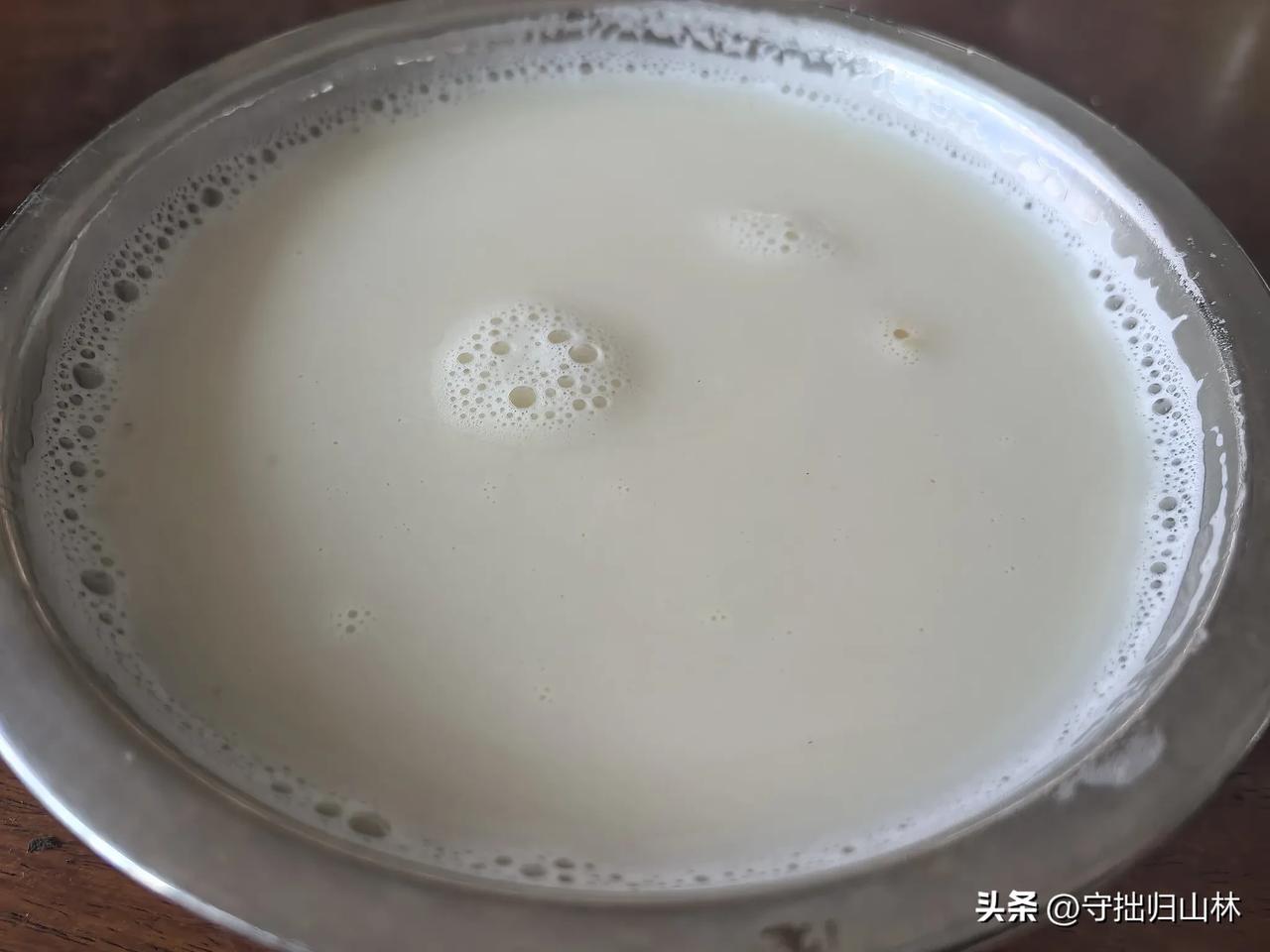 沁园春·暮岁寄情
岁月凝香，霜雪染鬓，意气轩昂。
解半生尘羁，闲看云舒云卷；抛千
