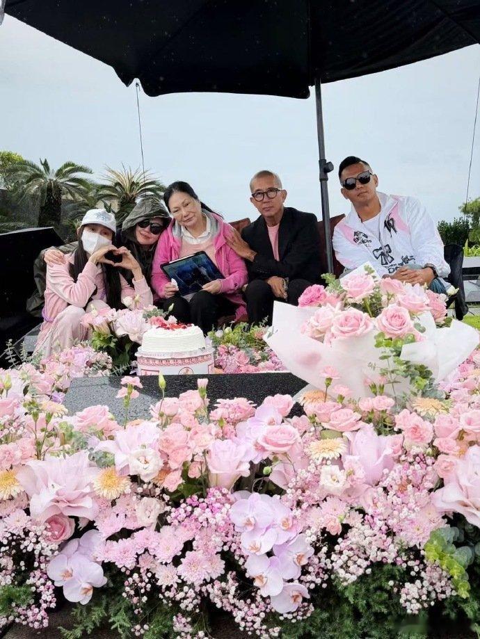 S妈带大S儿女照片参加冥诞 S妈带大S儿女照片参加冥诞，也是以另一种方式参加了.