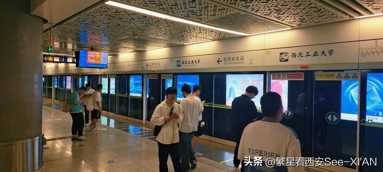 五一假期开启，假期首日，西安地铁多条线路客流目测都在高峰状态。虽然人多拥挤，但是