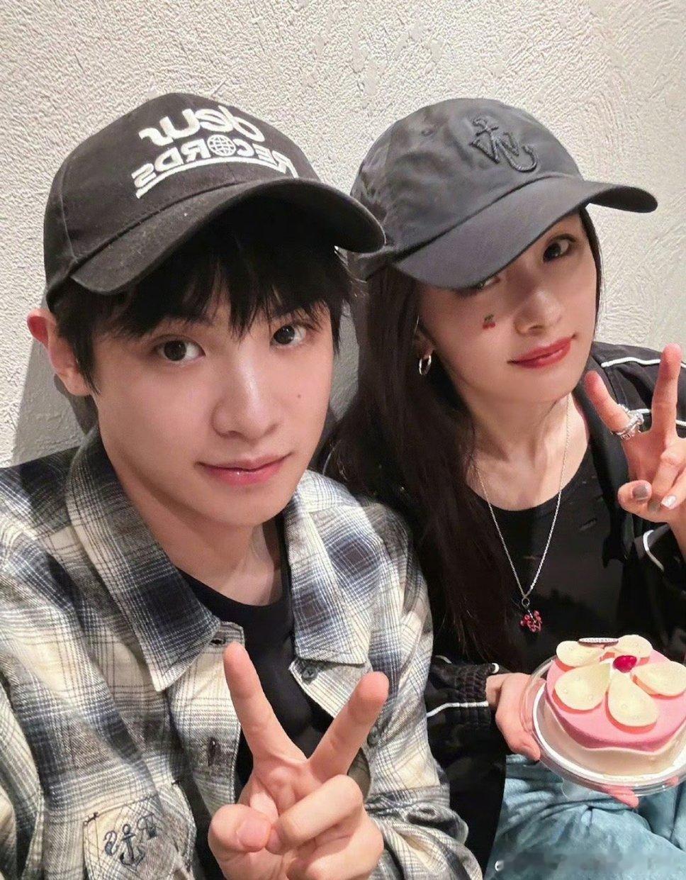 #杨幂黄明昊新合照# 新出炉的合照来啦，太亮眼啦，杨幂成熟大方，黄明昊活泼可爱，