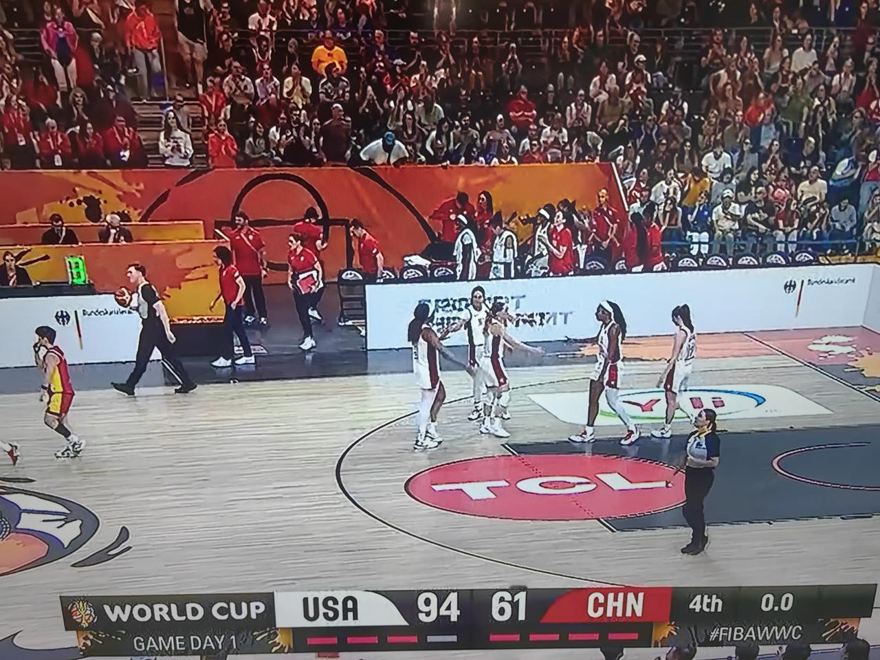 世界杯首次比赛，中国女篮33分惨败美国队。
这个结果早在意料之中，没必要大惊小怪