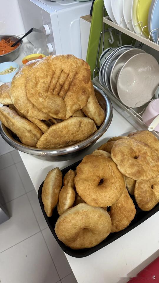 油饼炸好了！秦人谁想鸟一口？今天一大早老妈就开始发面，准备食材，第一次太成功咧~