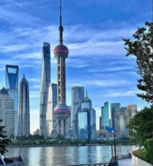 中俄的基本国情是不同的。俄罗斯不缺粮食，不缺能源，关起门来是可以过日子的，而且它