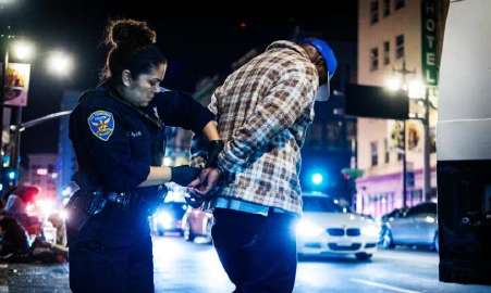 【旧金山警方两周逮捕逾350人 查获诸多毒品枪支】旧金山市警局（SFP...