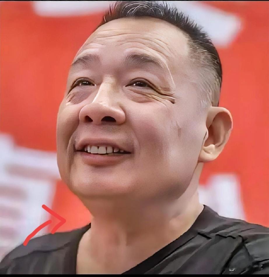 我有种预感，
胖东来，怕是又要上热搜了。
原因很简单，于东来居然收费2万一个人，