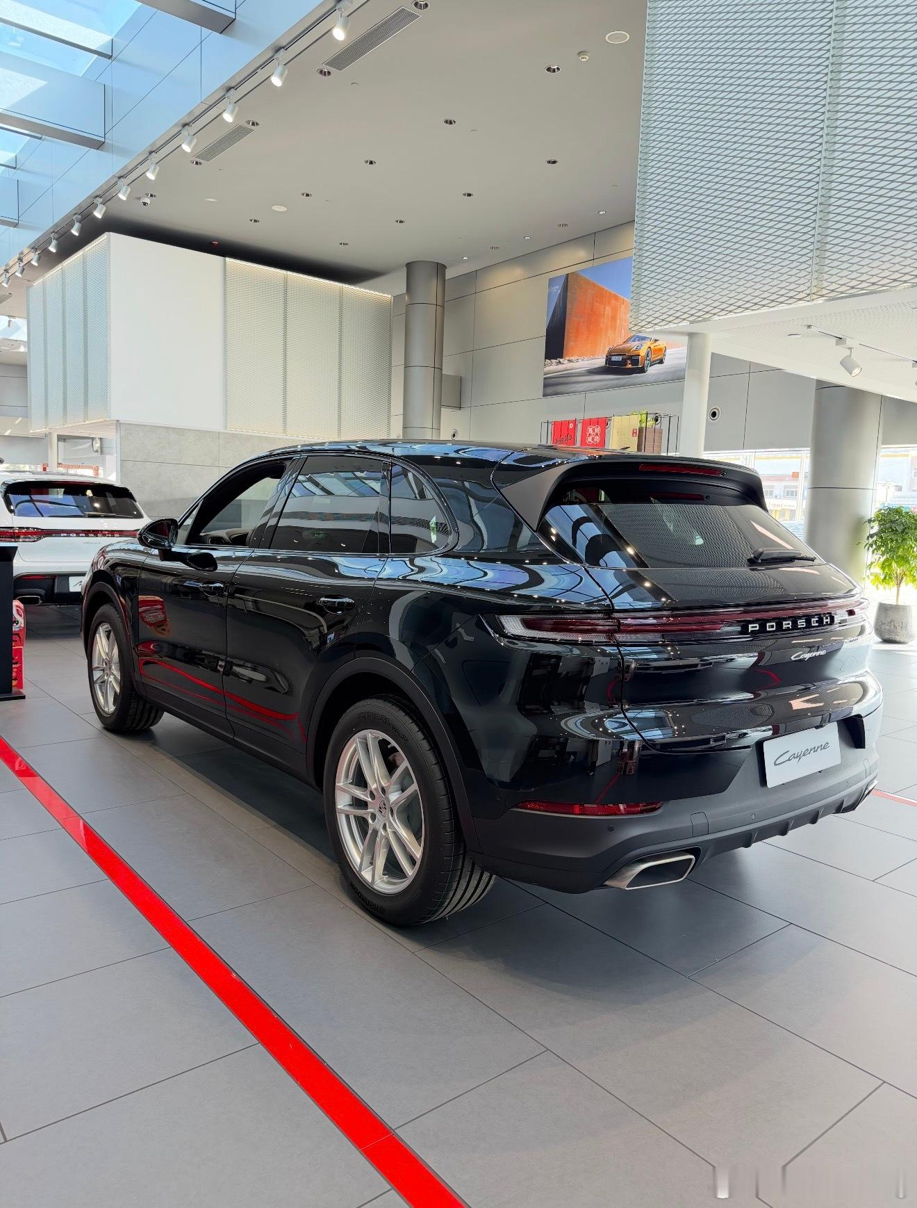 保时捷卡宴 黑色红内指导价942700元现在全款裸车 【67.5万 】店内保险卖