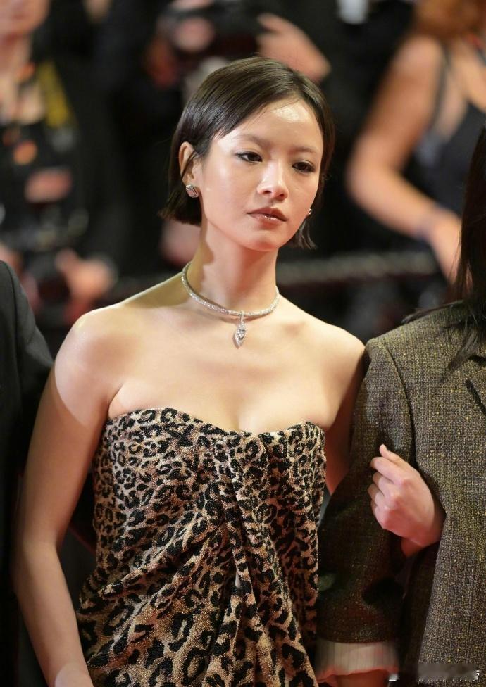 李庚希抹胸豹纹裙李庚希现身戛纳电影节红毯表现如何 