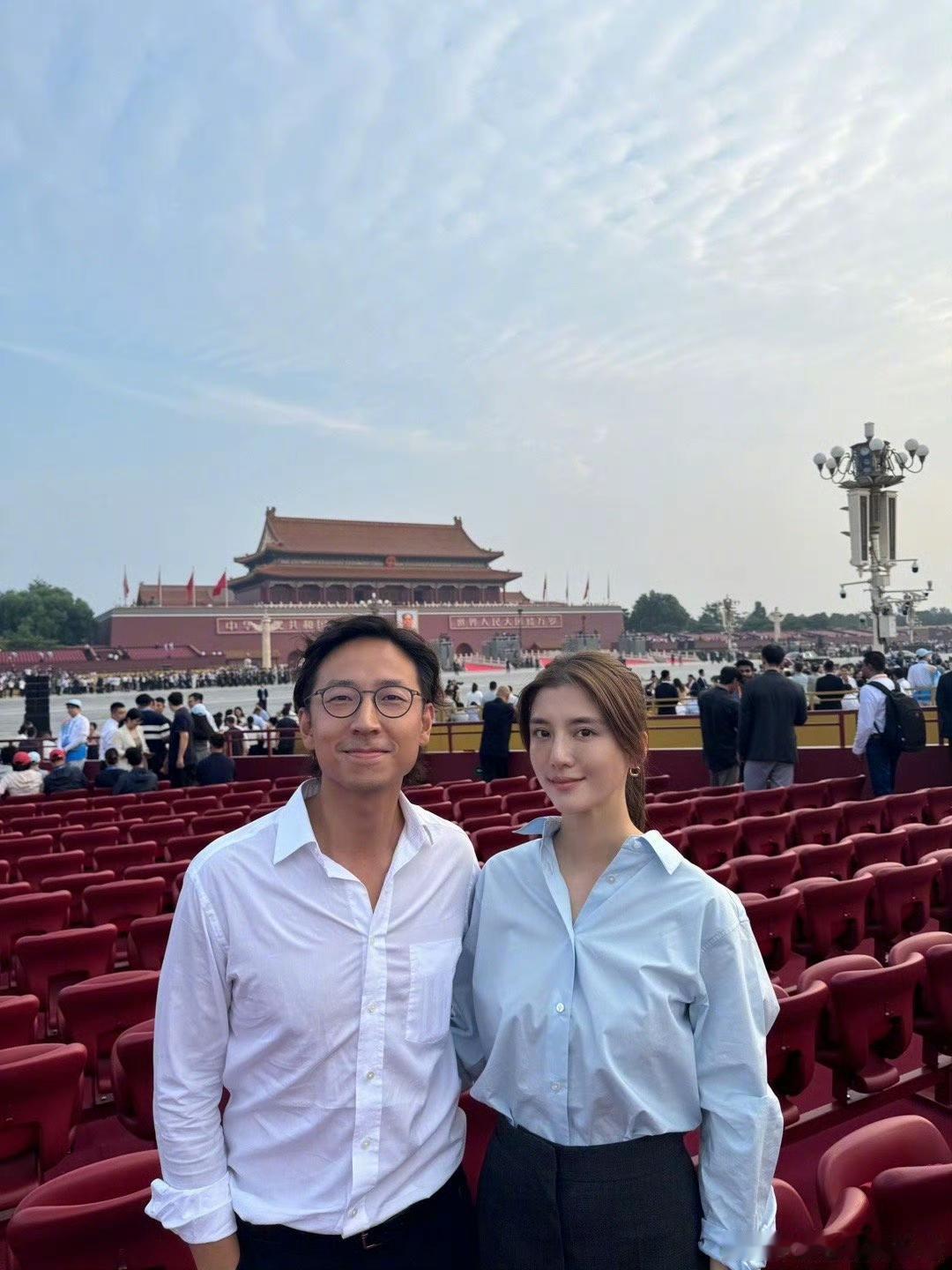 吴千语和老公施伯雄今天也受邀北京天安门广场观礼了，两人都穿着正装，打扮很是得体。