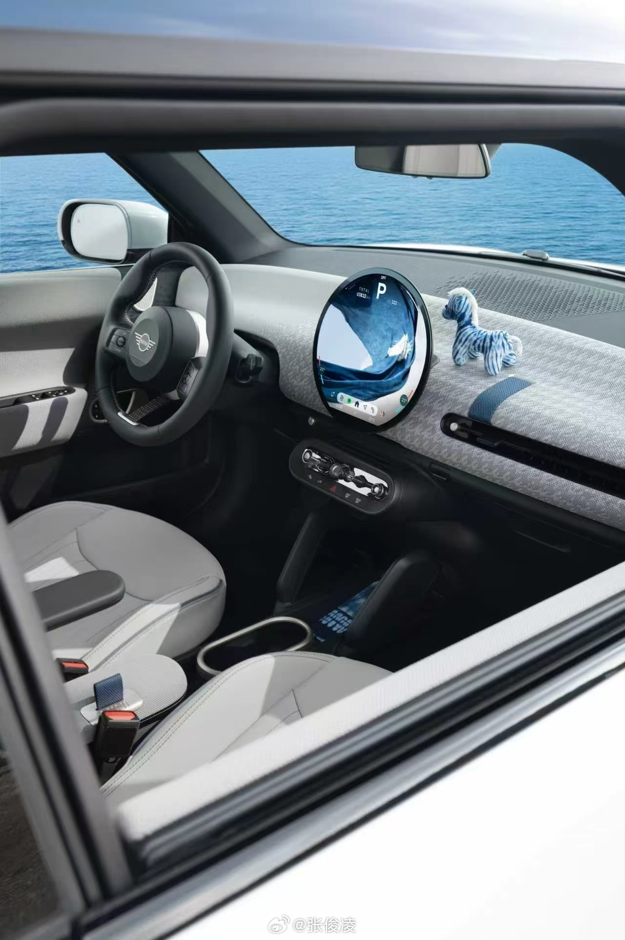 三门小车的魅力好像现在越来越稀有了，就算是新能源时代，MINI也算是独树一帜 