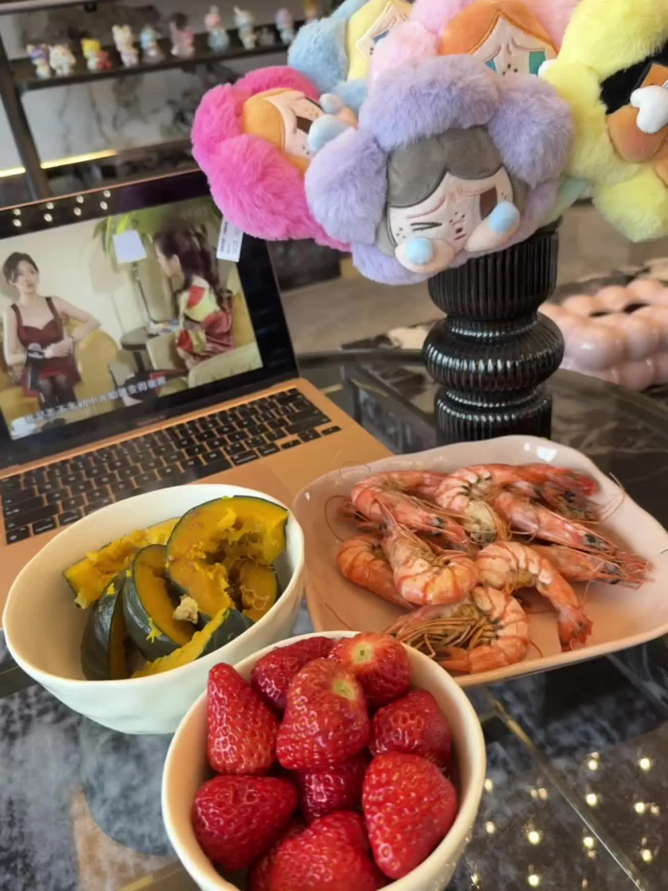 希望所有在飞机上掉过眼泪的人 在离别的出租车上哭过的人 或者是把脸埋在...