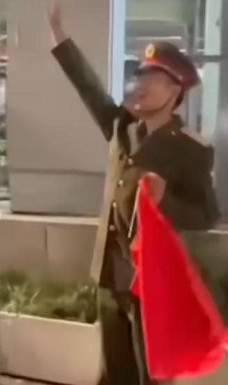 日本国内存在一批小众军事爱好者，长期追捧中国军事文化，多次因复刻解放军、八路军造
