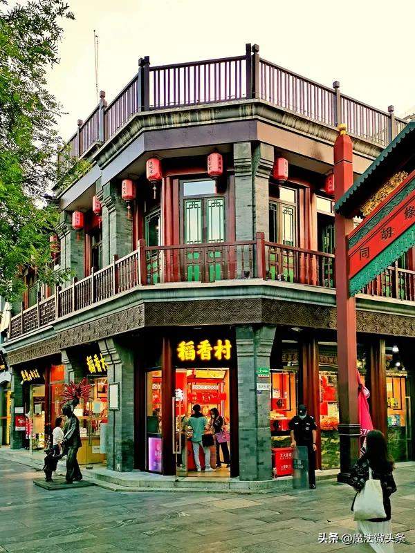 春节期间，不少老字号成了年轻人的新宠。北京一家稻香村门店马年爆款糕点单日销售3吨