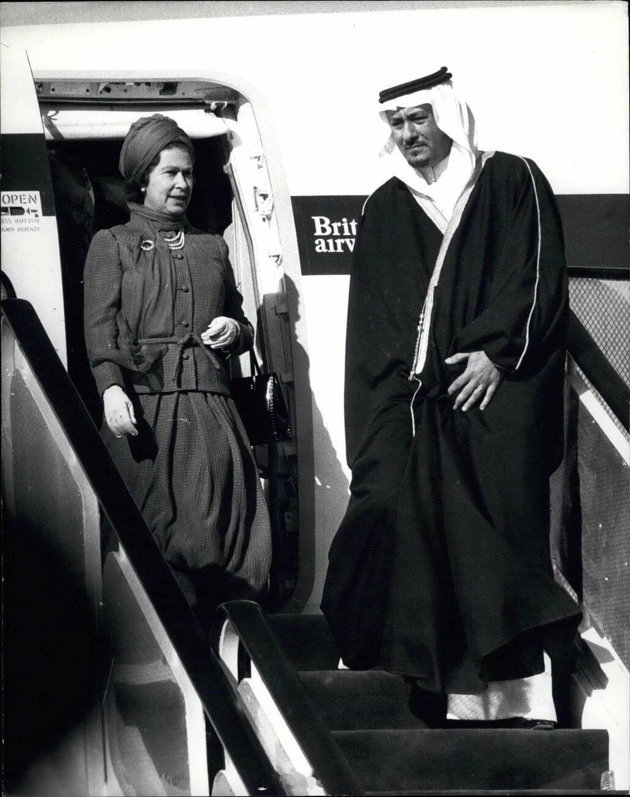 英国王室 1979年2月17日，伊丽莎白二世女王和爱丁堡公爵菲利普亲王乘坐飞机抵