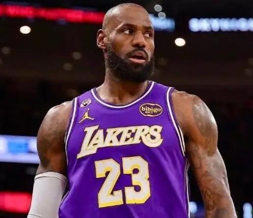 Chris Broussard认为，倘若勒布朗-詹姆斯巅峰期不大量持球大包大揽，