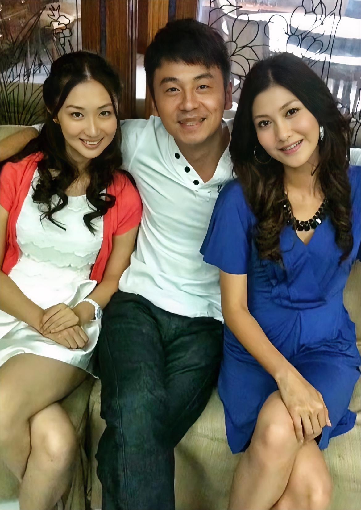 这张照片摄于2010年，是雷佳音在电视剧《回家的诱惑》剧组的照片。他右边是李彩桦