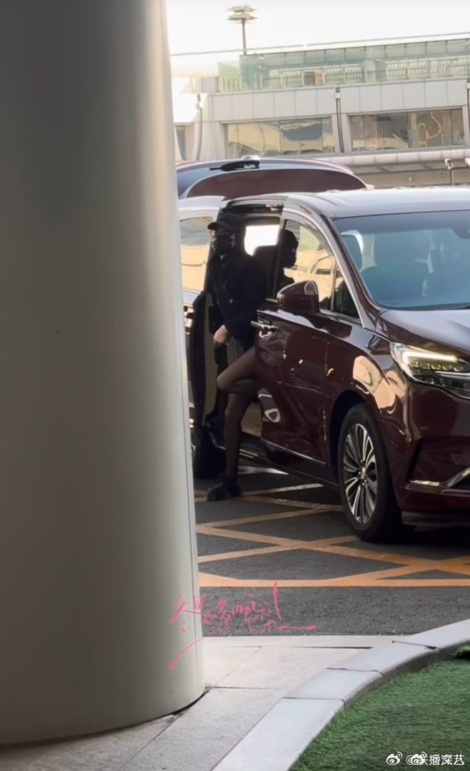 迪丽热巴黑丝好辣迪丽热巴短裤黑丝 迪丽热巴黑丝好辣，终于看到新鲜的热巴啦 