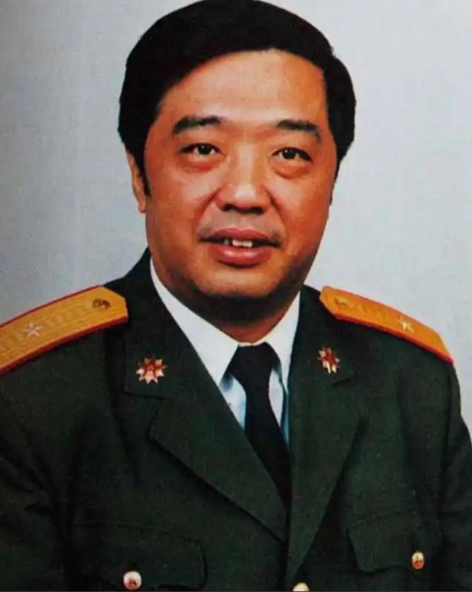 1963年贺龙独子没考上清华，找到父亲帮忙，谁知道贺龙居然大摇大摆开进了学校，而