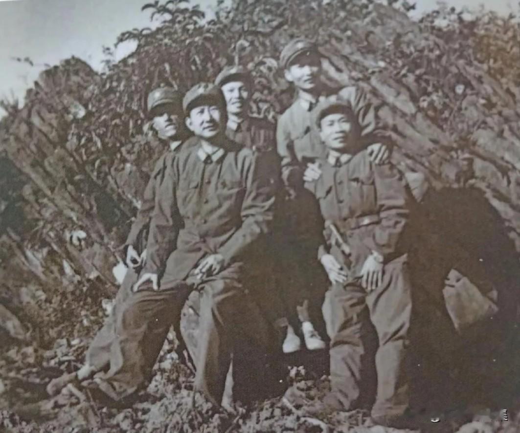 1984年33师炮团团长谭光华，政委王来炎等在老山。老山战役是中国人民解放军在特