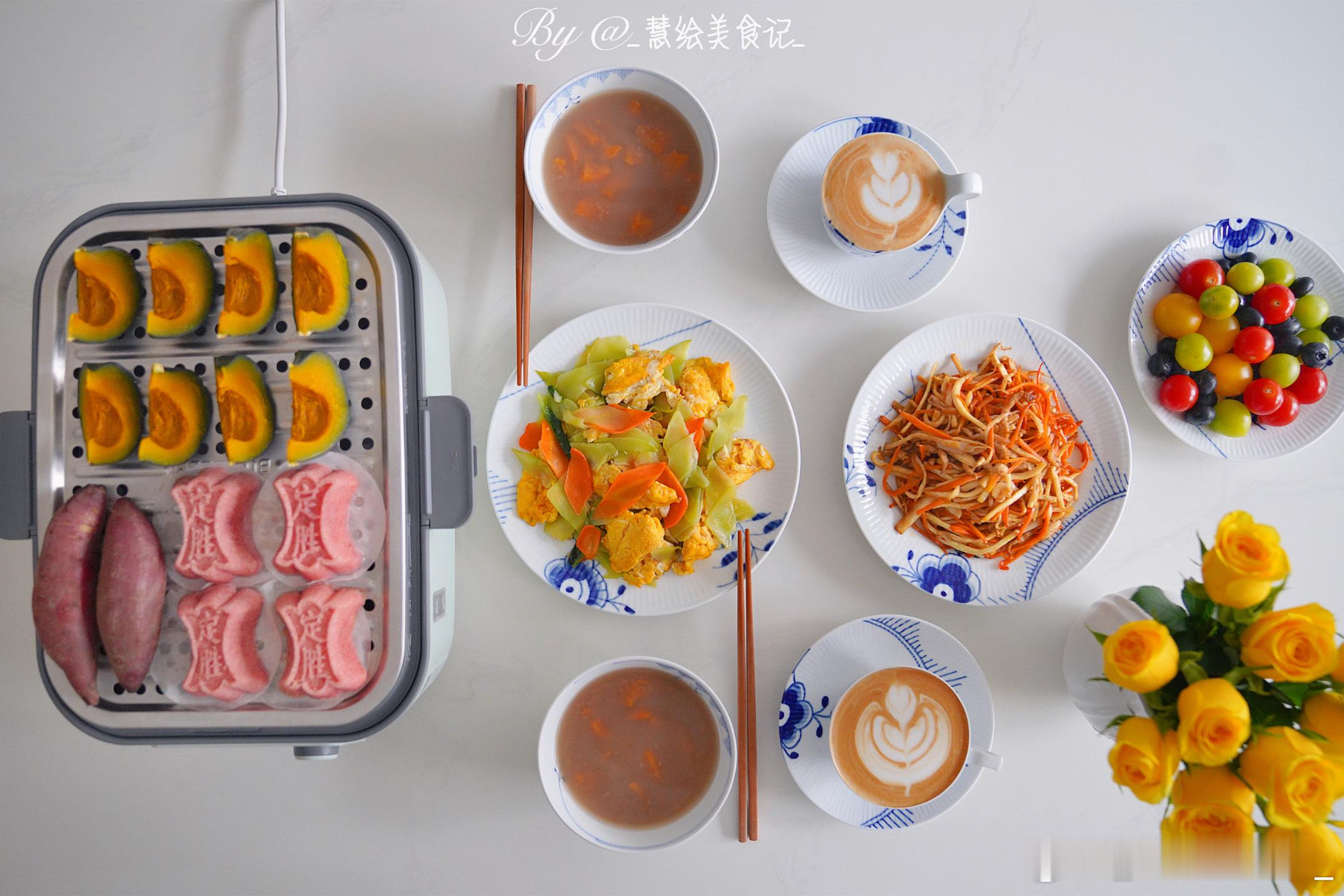 又下雨了，屋子里暗暗的，早饭简单吃，莴笋炒鸡蛋、茭白胡萝卜炒肉、红薯粥、蒸杂粮、