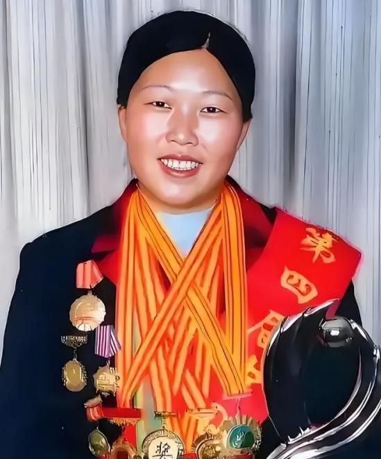 9岁那年被父亲以一张欠条的名义嫁到荒漠深处，她哭了整整七天七夜，第七天傍晚，她放