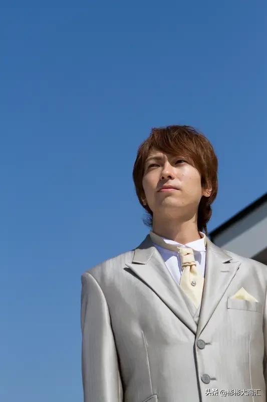 刚追完这部剧，我最不认同的是男主的自我属性和对他人社交的干涉。就像剧里男主把女生