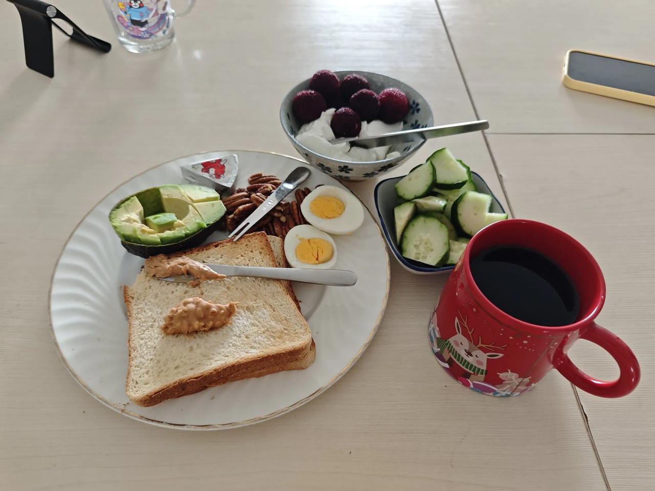 我每天的早餐大同小异。
坚果，牛奶（酸奶），水果，蔬菜，鸡蛋，咖啡，碳水化合物（