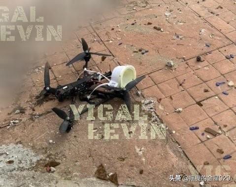 以色列人展示了两张黎巴嫩“真主党”使用的光纤FPV无人机的残骸。 

照片中可以