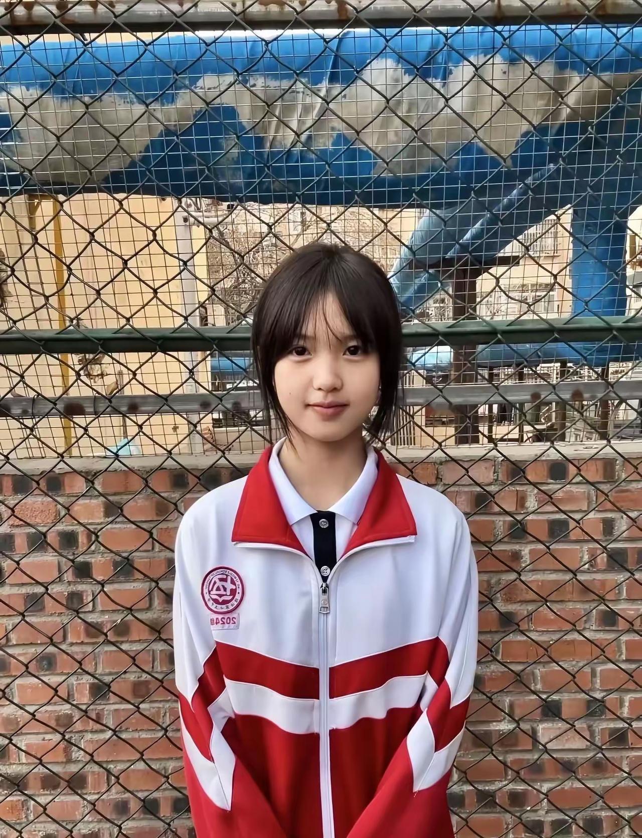 青春校园风，红白校服少女，微笑面对未来！🎒📚🌞