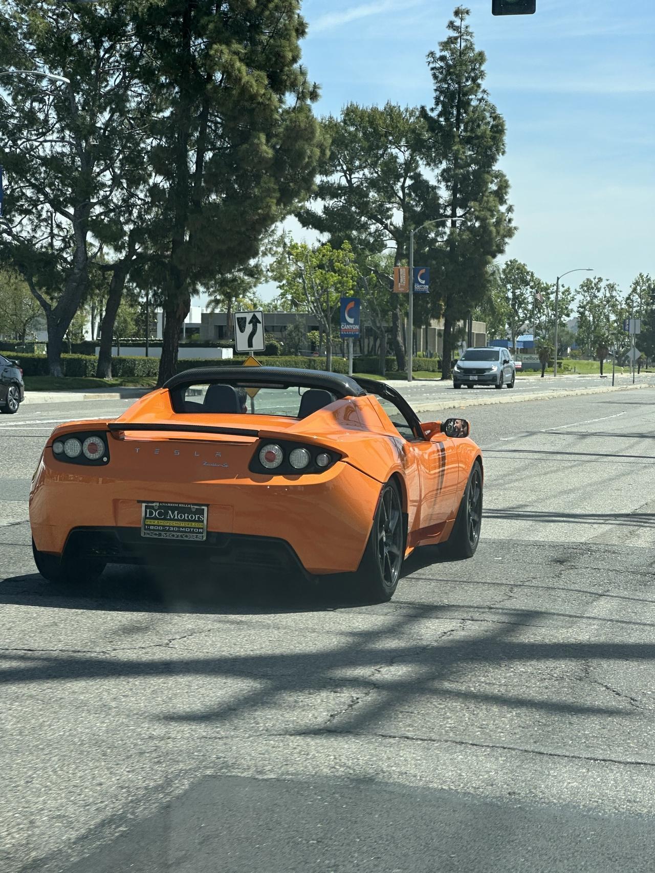 这车太稀有了，属于珍藏级别的了，初代版本的特斯拉从这款Tesla Roadste