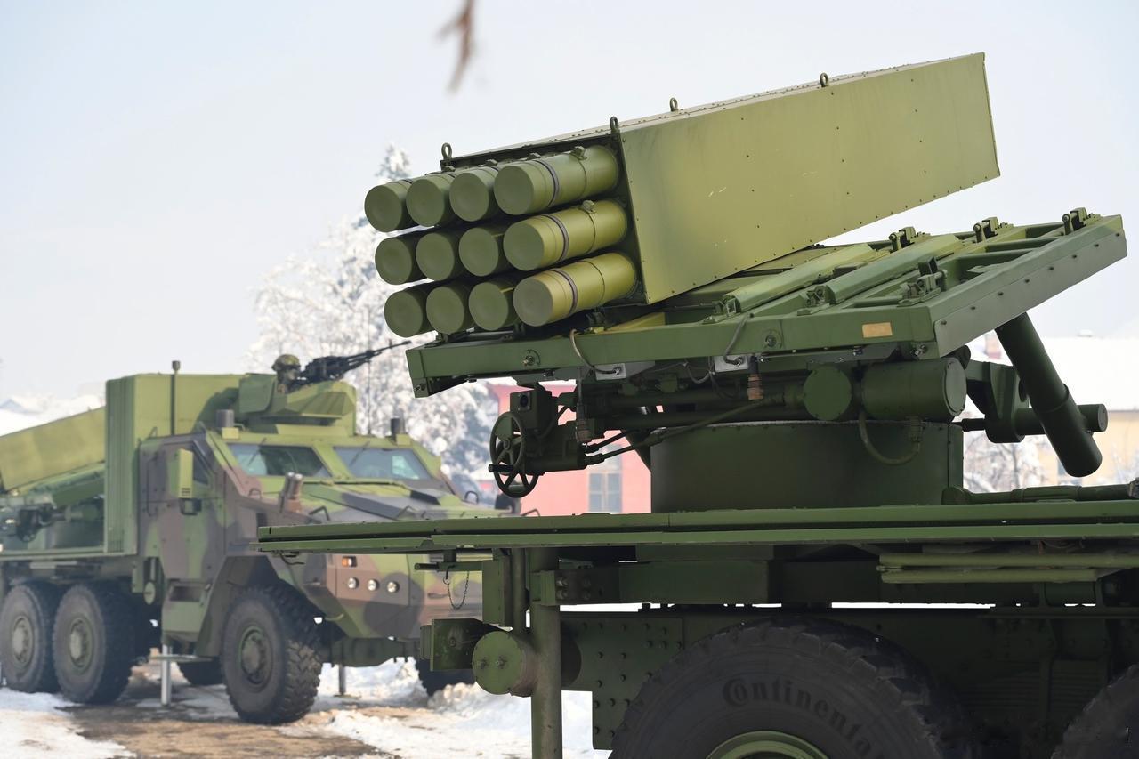 塞尔维亚第二集团军的自行多管火箭炮师正在进行М-18“奥甘”模块化火箭炮的训练