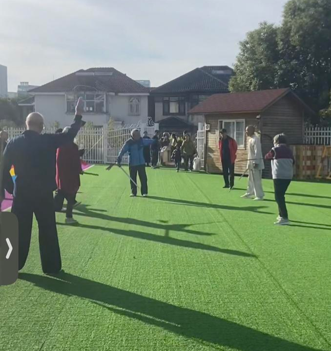 老人强占幼儿园操场练剑后续来了，网友点赞！