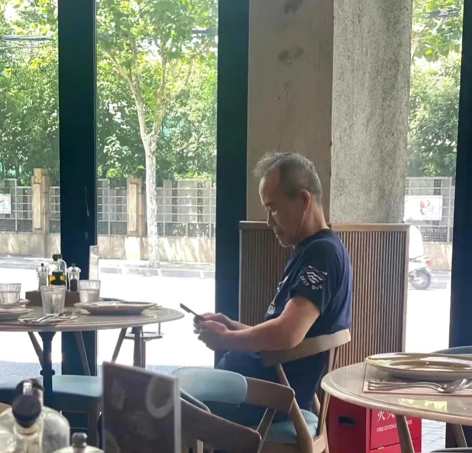 马云，戴手机壳
王诗龄，不戴手机壳
王思聪，戴手机壳
王石，不戴手机壳
终于明白