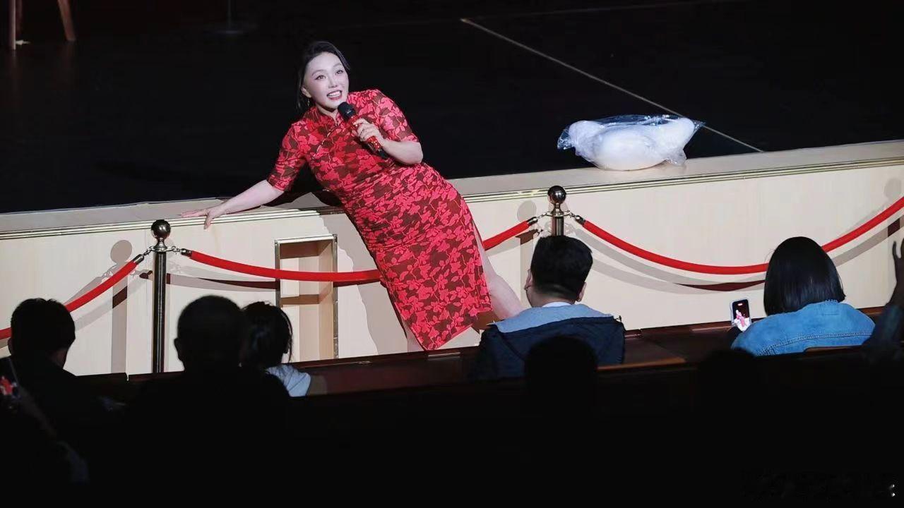 【李波遭诈骗   脱口秀演出背后暗流涌动】听过很多李波的搞笑段子，今儿听到了她自