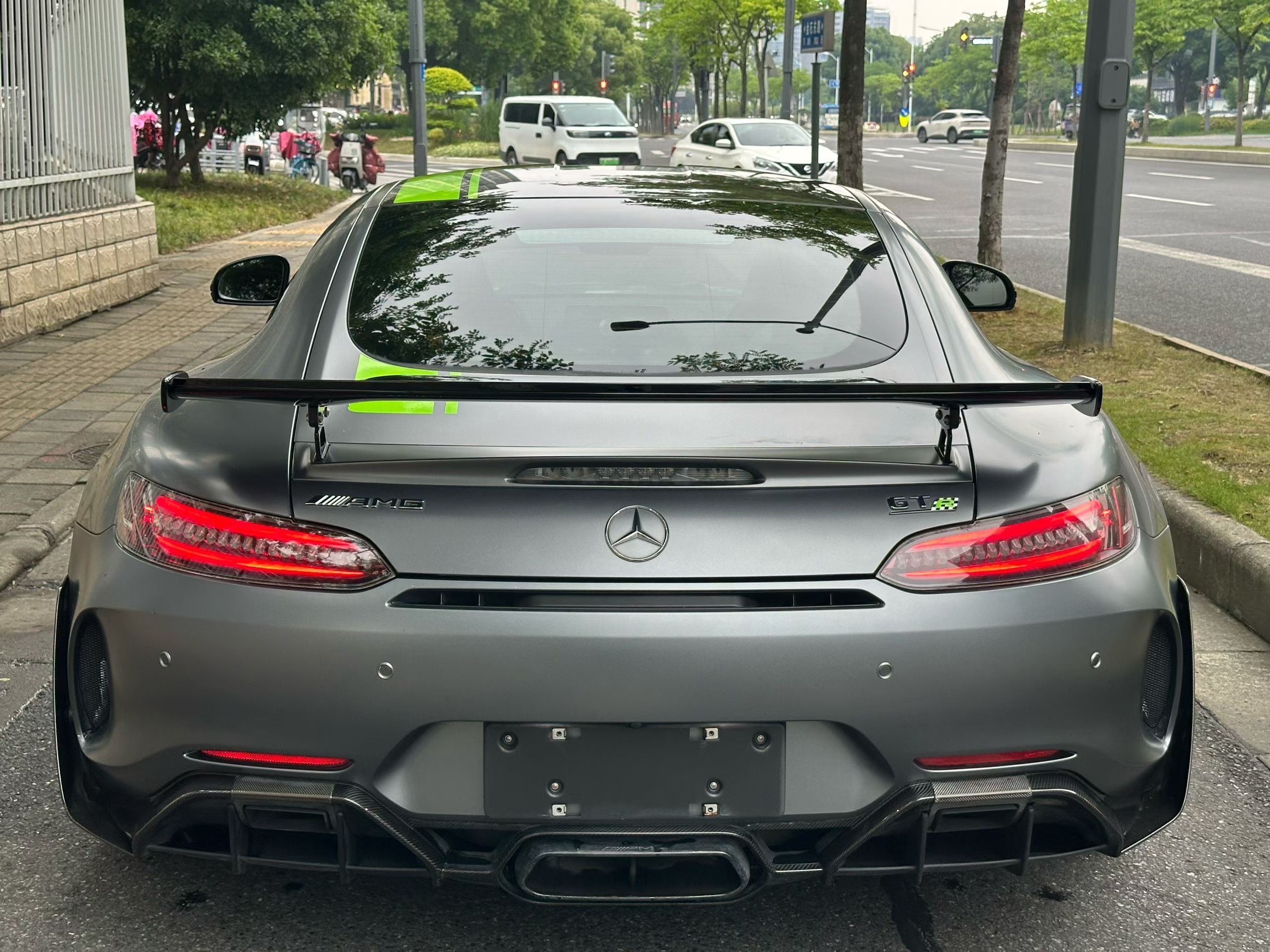 懂AMG的玩家都清楚，奔驰GTR PRO是全球仅750台的硬核限量神车，收藏属性