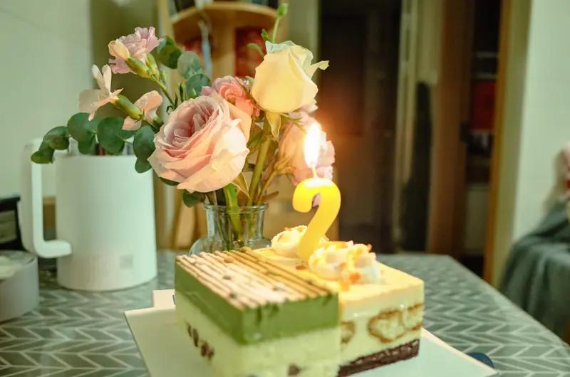 人到中年，过生日的心境和小时候大不一样。小时候盼着生日，能吃好吃的，还有各种礼物