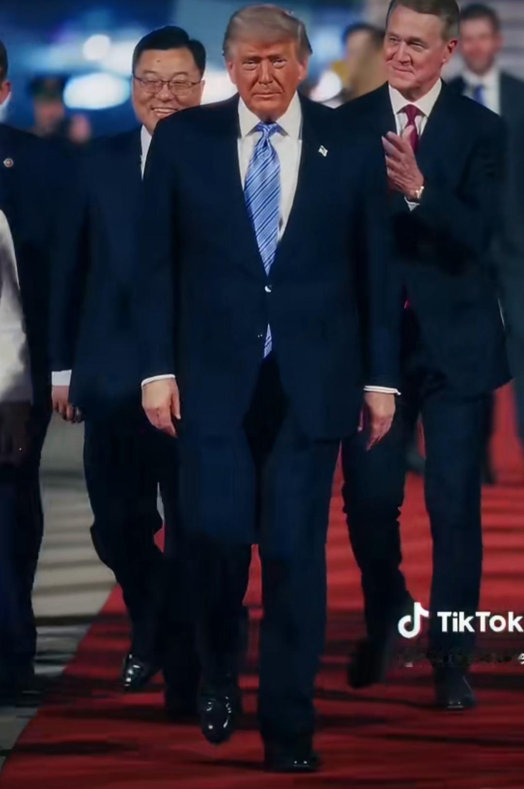 这是美国白宫发布的特朗普访华画面，看上去有些其它味道……

还有，这是特朗普访华