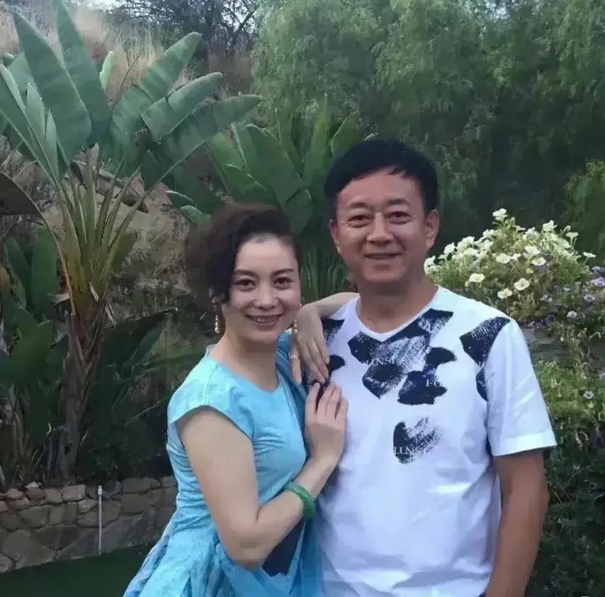 朱军老婆好美呀，穿土气的花裙子却显得很贵气，戴翡翠手镯真有阔太范！
不得不说朱军