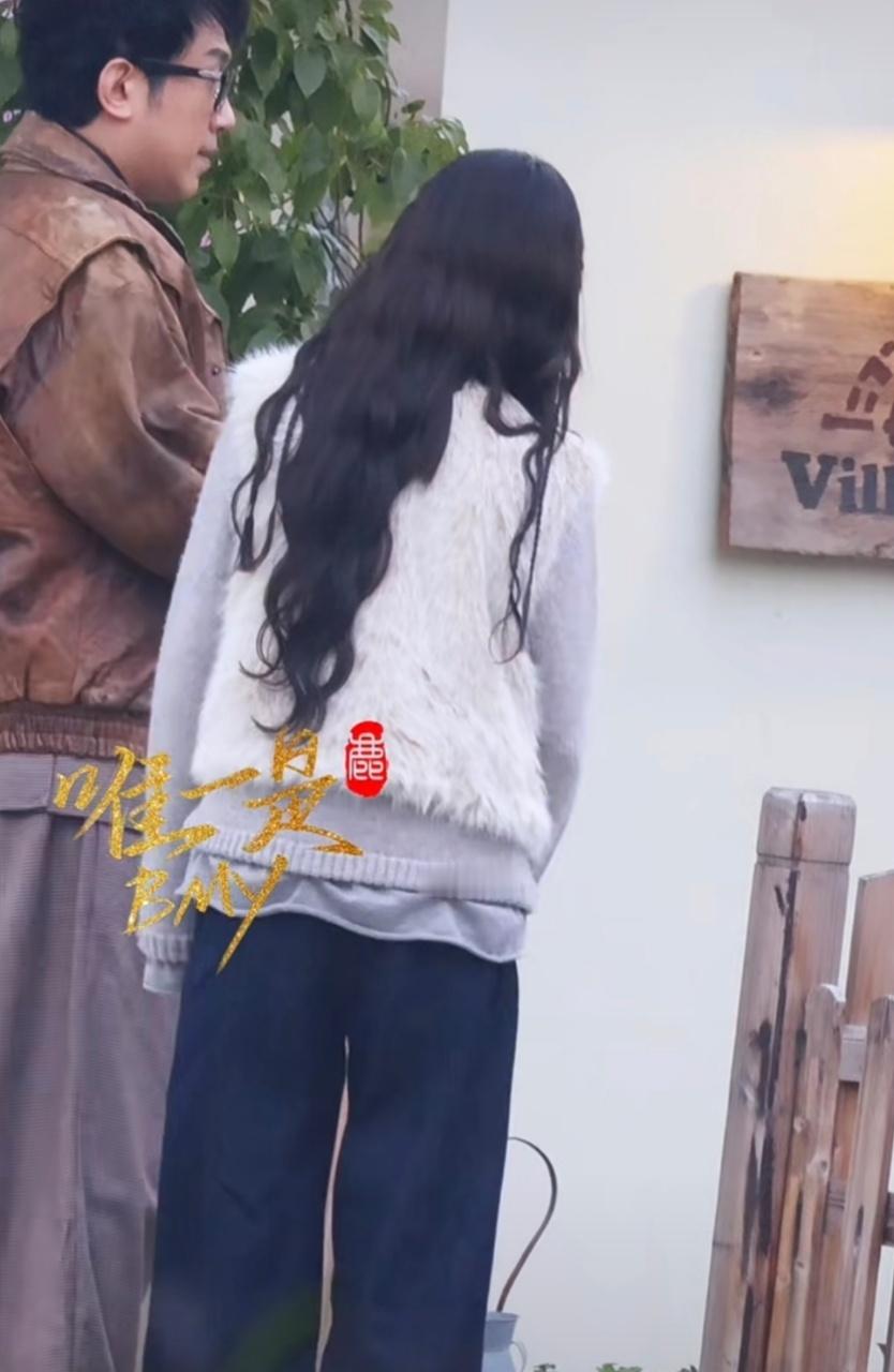 白鹿白鹿背影好小一只白鹿背影路透 白鹿背影好小一只啊 