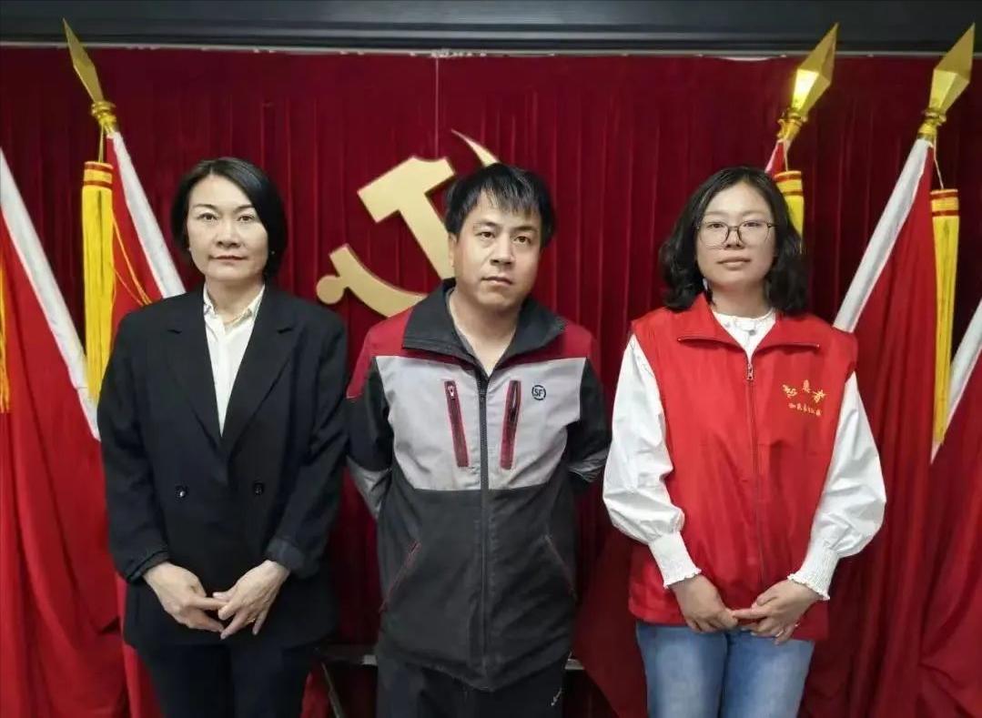 这就是命！北京一快递小哥在一栋别墅送快递，发现女主人前一天的快递没取，便给对方打