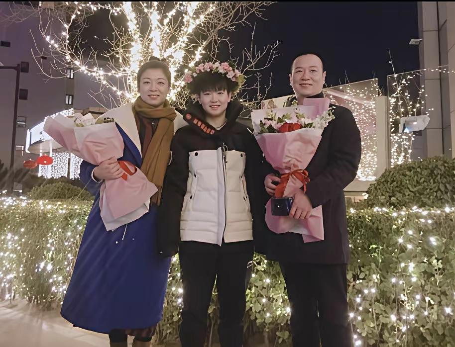 如果说
爸爸、妈妈和莎莎
是一家三口的天花板
大概没有人反驳吧？
看看这阵势：