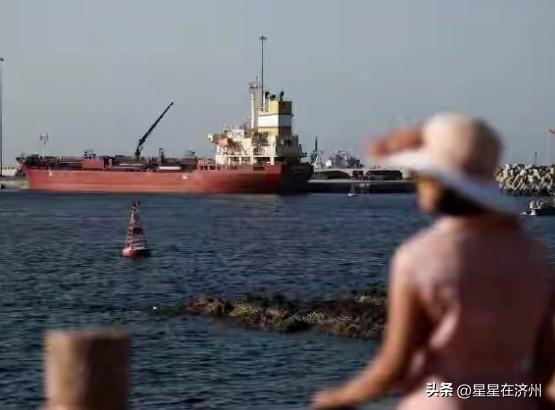 早上刷到一条新闻，
国际油价暴跌11%，
看着自己前天晚上排队加的油，
顿时感觉