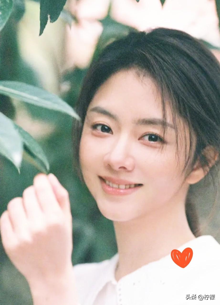 好奇查了下谭松韵的出身，
不查不知道，一查吓一跳，
谭松韵根本不是什么资源咖，就