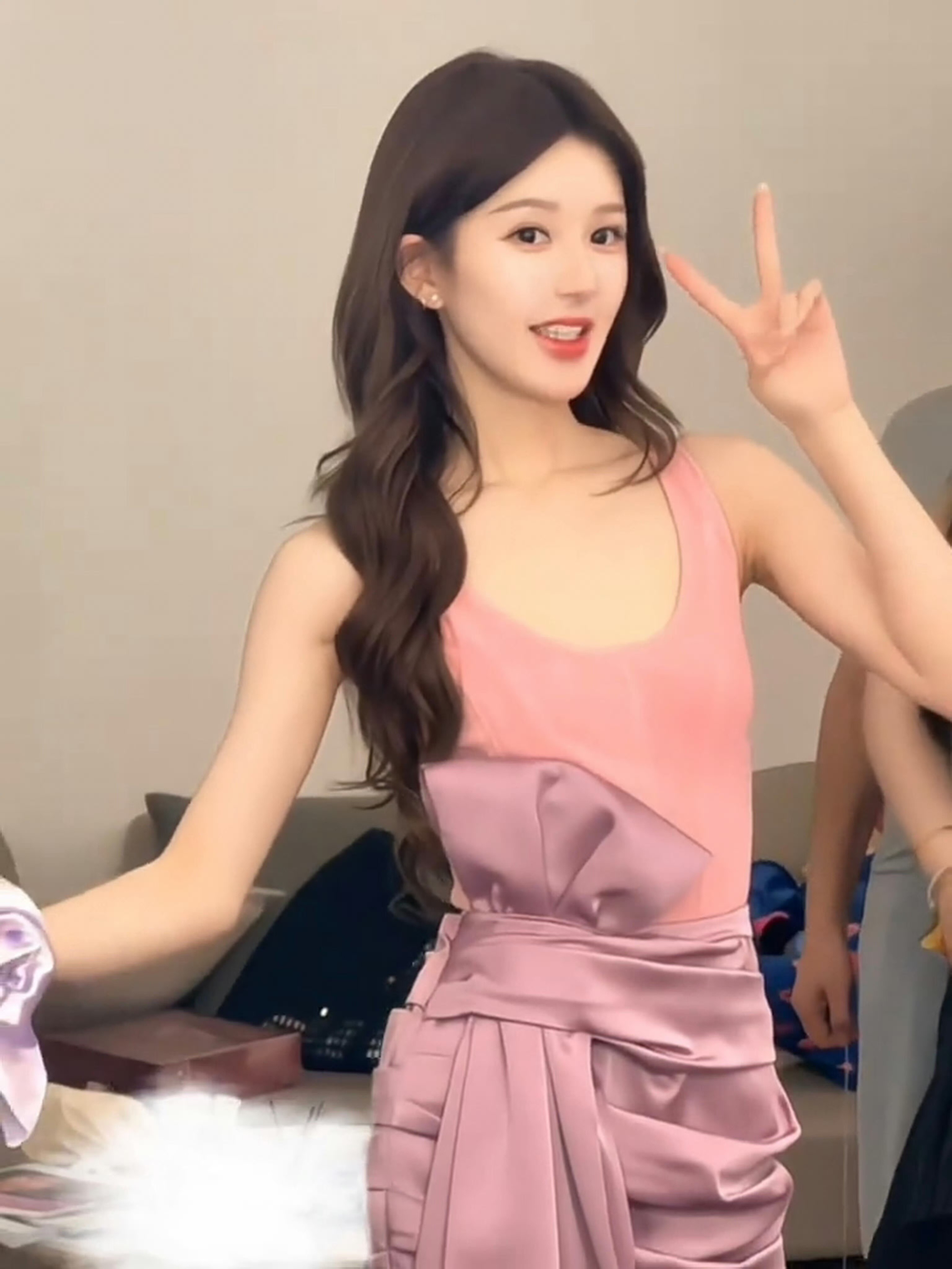 这小姑娘怎么越长越嫩了 