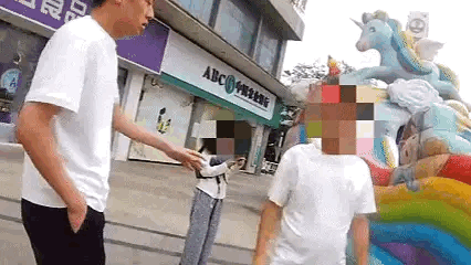 9月30日报道，安徽芜湖，一女主播约了榜一大哥线下见面，大哥也是豪爽，直接带着4