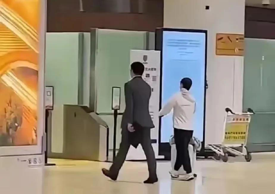 莎莎的低调之旅
 
在刚结束的美国大满贯赛事后，国乒队员们陆续回国，粉丝们满心期